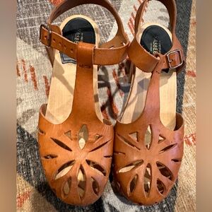 Swedish hasbeens, deep yellow/light brown. Size 36.